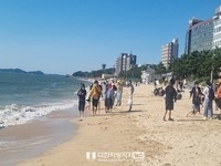 추석 연휴 관광객들로 붐비는 보령시 대천해수욕장