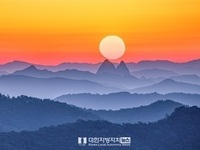 붉은 말의 해 병오년(丙午年), 말의 귀를 닮은 진안 마이산 위로 솟은 ‘해’