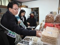 심덕섭 고창군수, 설 맞이 장보기..시장상인 격려