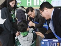 김관영 도지사, 전북현대 개막전 관람…올림픽 유치 홍보 나서
