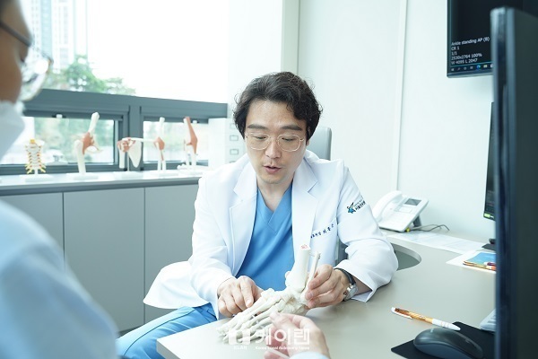 [칼럼]발목에 덤으로 생긴 뼈, 부주상골증후군이 발 건강을 위협한다